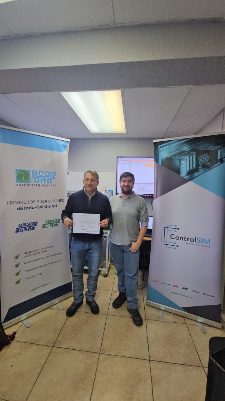 Participante recibiendo su certificado de manos del relator de ControlSIM al finalizar el curso