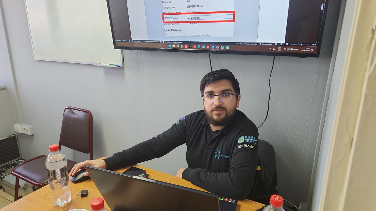 Relator de ControlSIM en sala, con la configuración del PLC proyectada en la pantalla