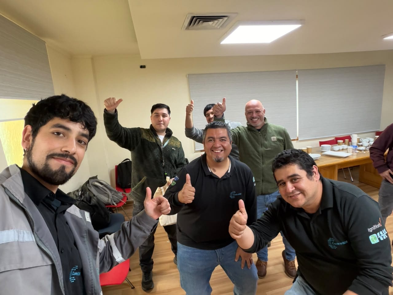 Integrantes de ControlSIM y participantes de COMASA celebrando el cierre del curso