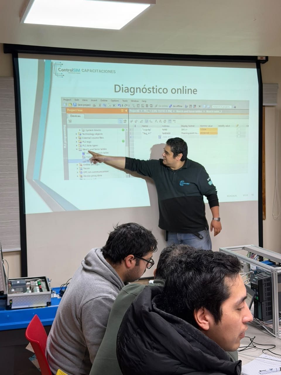 Relator explicando el diagnóstico online con tablas de observación y forzado en TIA Portal
