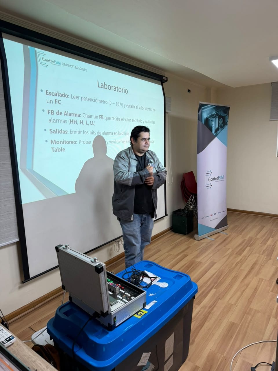 Relator de ControlSIM presentando el laboratorio de escalamiento de un potenciómetro de 0–10 V y el bloque de alarmas HH, H, L y LL