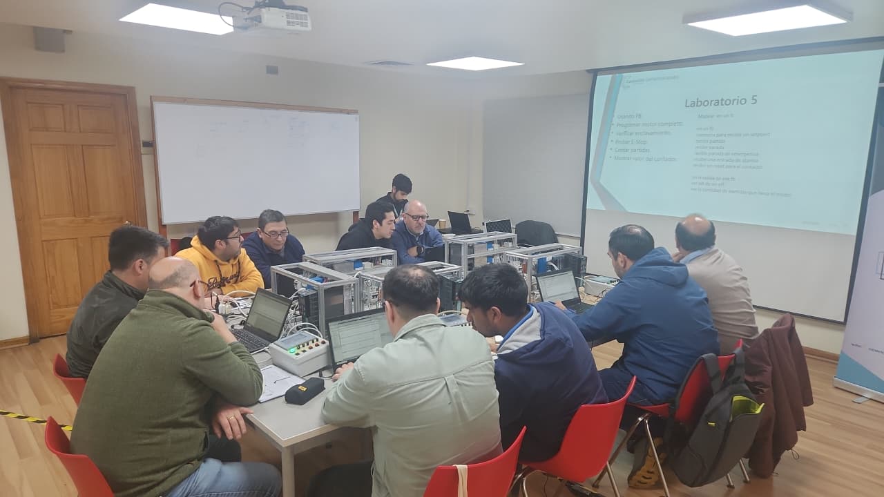 Curso de PLC Siemens S7-1200/S7-1500 para el equipo de COMASA